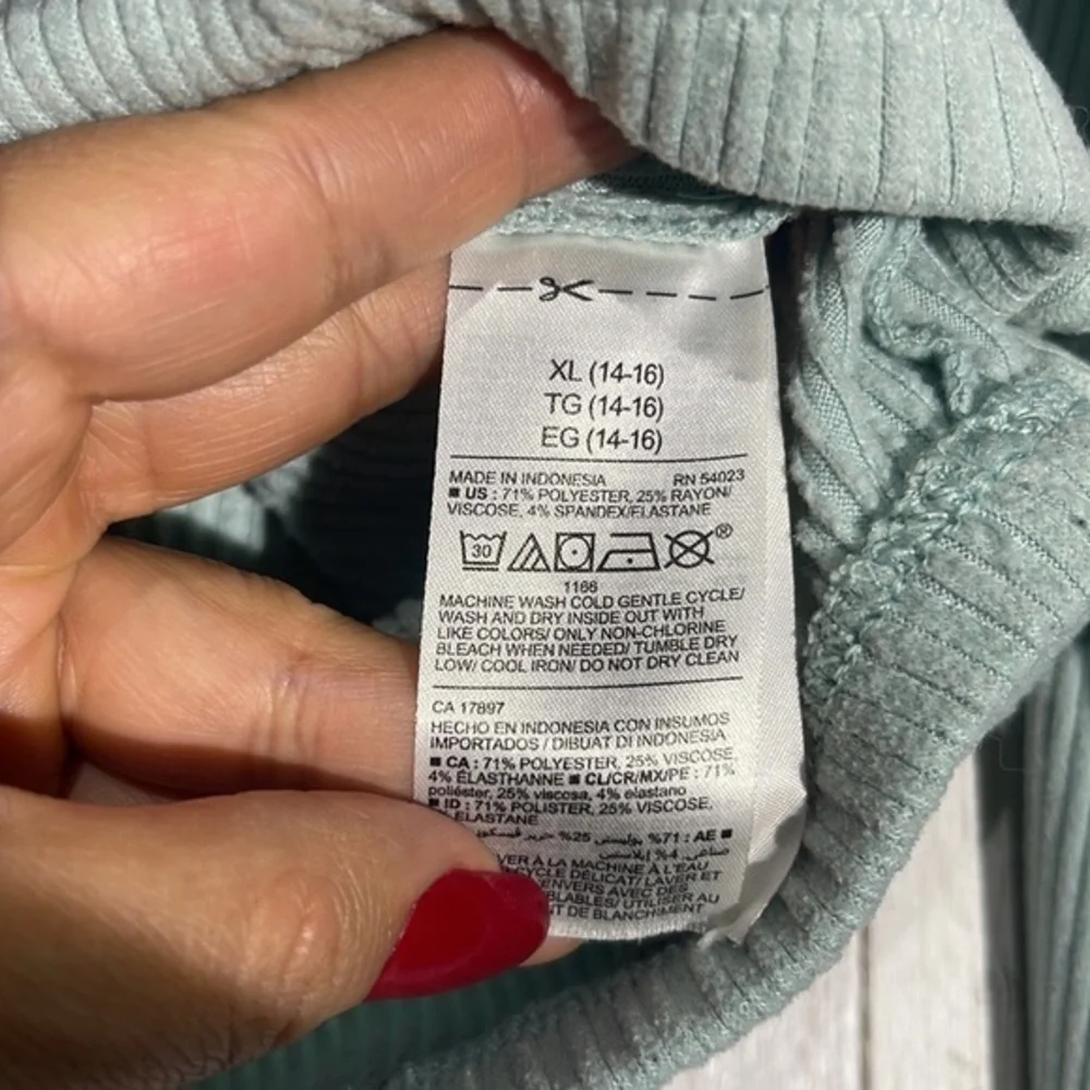 Old Navy Girls Ribbed Cropped Henley Pullover Sweater Light Blue Size XL 14 16‎